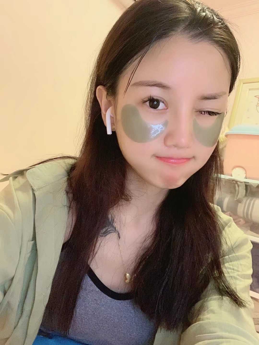 比较嫩得妹妹  玩得挺开的    会的也比较多