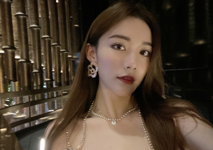 济南淫荡老师床上教学看到大奶就忍不住强暴还罚我舔B